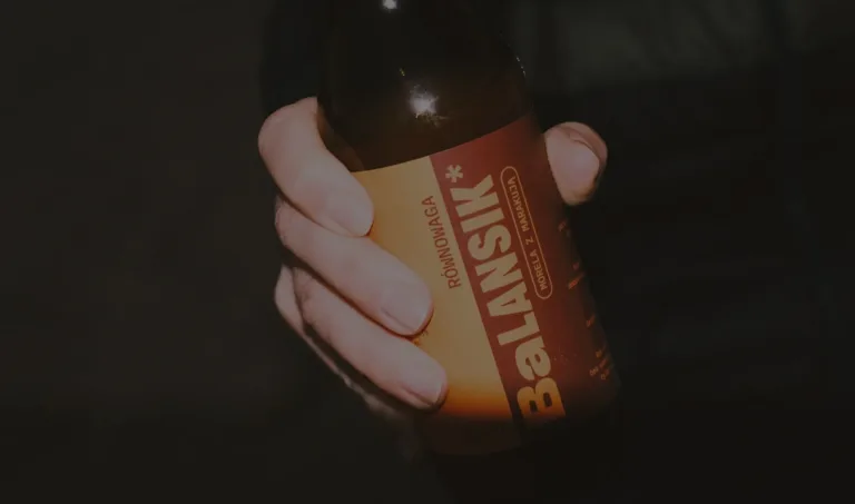 Hand hält eine Balansik Flasche