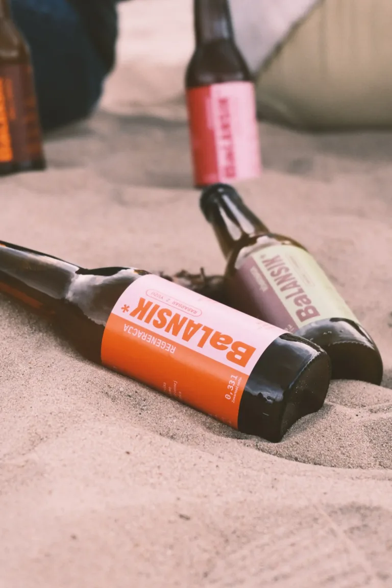 Balansik Flasche im Sand, Nahaufnahme
