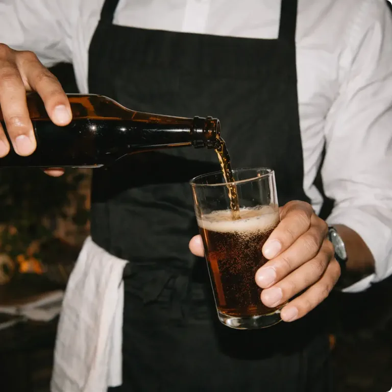 Barkeeper gießt Balansik in ein Glas